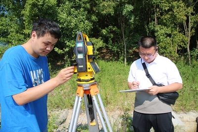 烈日下的測(cè)繪人 用汗水丈量世界，用專業(yè)服務(wù)未來